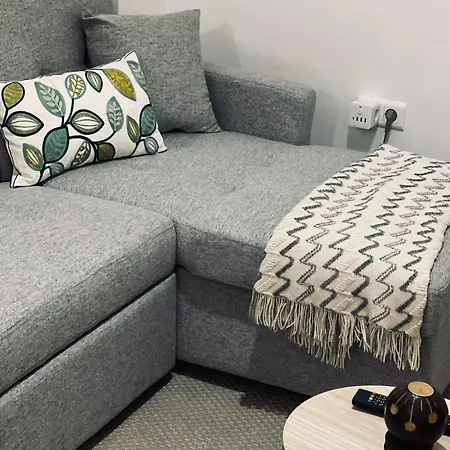 Alameda Apartment, Parking Included アパート