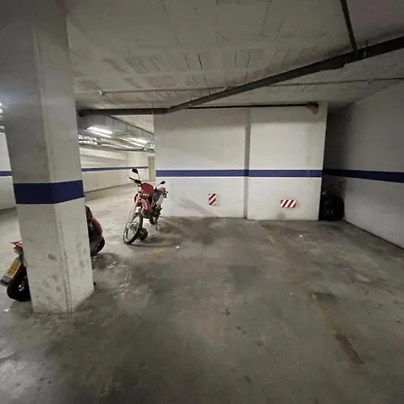 Alameda Apartment, Parking Included アパート